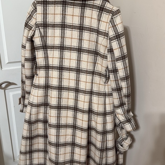 NWOT Gorgeous Gal Meets Glam Cream and Black Soft Trench Coat with Notched Lapel - Picture 7 of 7